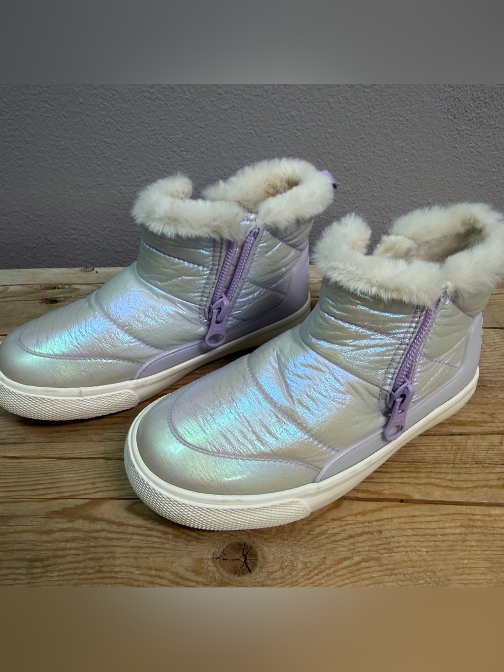 Cat & Jack Girls Iridescent Silver with Lilac Trim Faux Fur Ankle Boots